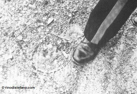 Tratteggiata si vede una delle orme trovate sul posto del secondo incontro. Accanto c'è la scarpa numero 43 del brigadiere Nucchi