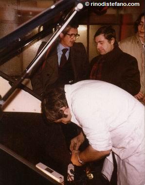 Gianfranco Tutti, l'ingegner Nino Tagliavia e il tecnico Giuliano Buonamici mentre nascondono una radio trasmittente nell'auto di Zanfretta